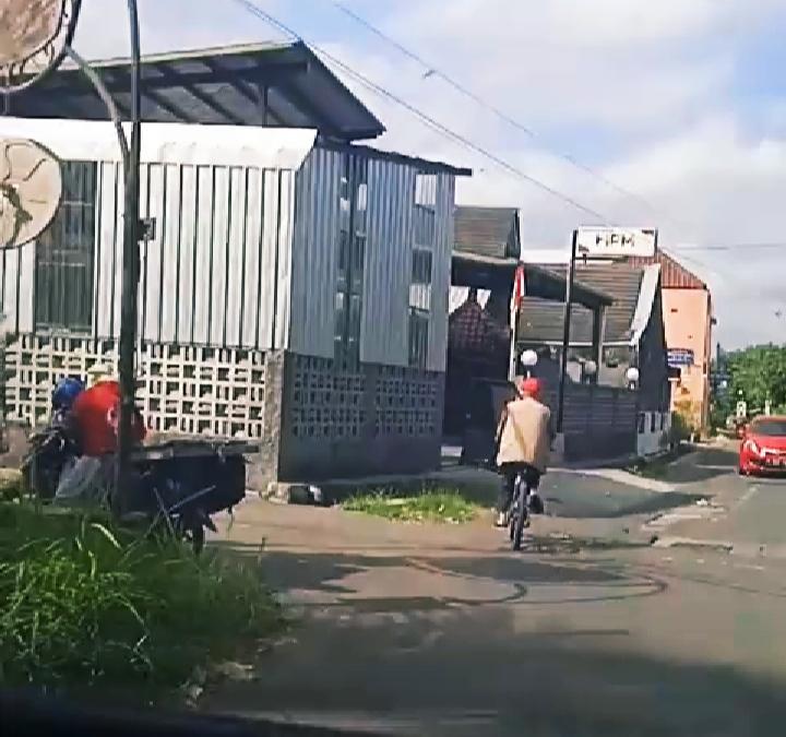 Viral! Video Pemobil Sampai Tak Kuasa Harus Salip Pria Tua Bersepedah, Siapakah Dia? 