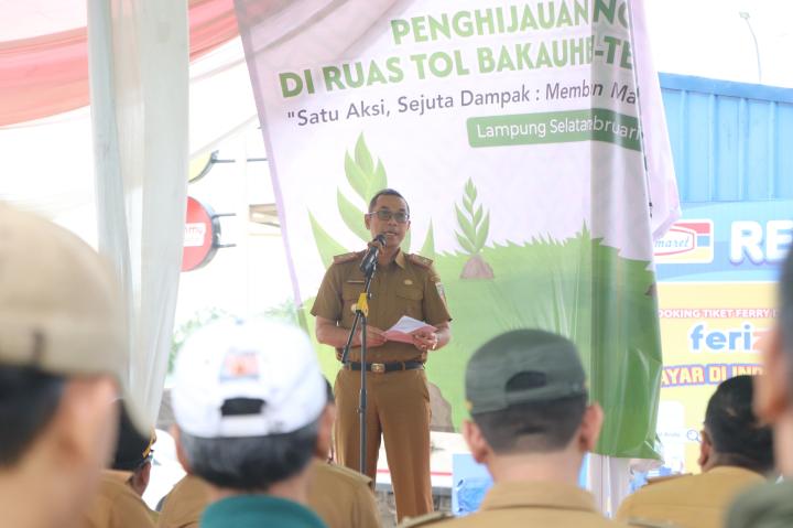 Jaga Keseimbangan Lingkungan, Pj. Gubernur Lampung Tanam Pohon di Ruas Tol Bakauheni-Terbanggi Besar