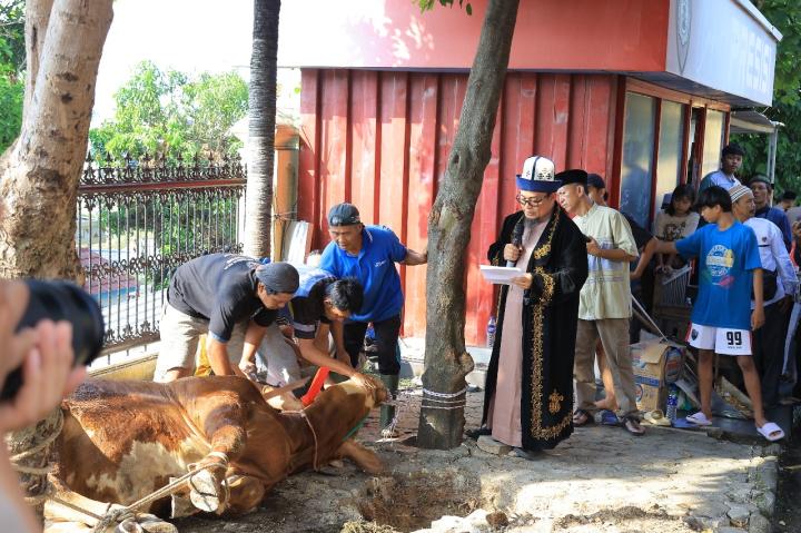 Tingkatkan Rasa Persaudaraan, Polda Lampung Salurkan 58 Hewan Kurban di Iduladha 1446 H