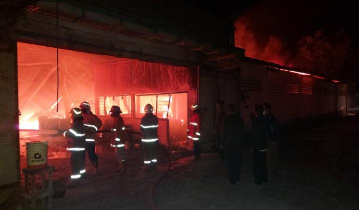 Bondowoso : Gudang Pabrik Mebel Ekspor Terbesar Terbakar