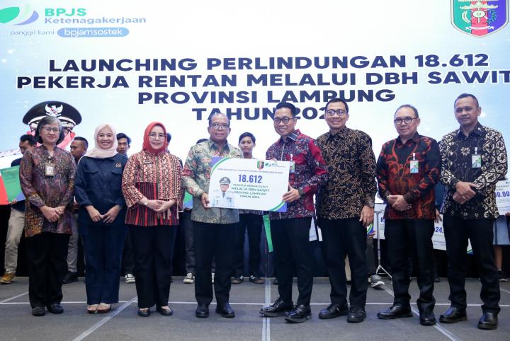 Pj.Gubernur Lampung Samsudin Berikan Bantuan Program Jaminan Sosial Ketenagakerjaan Bagi Pekerja Rentan Sektor Perkebunan Sawit 