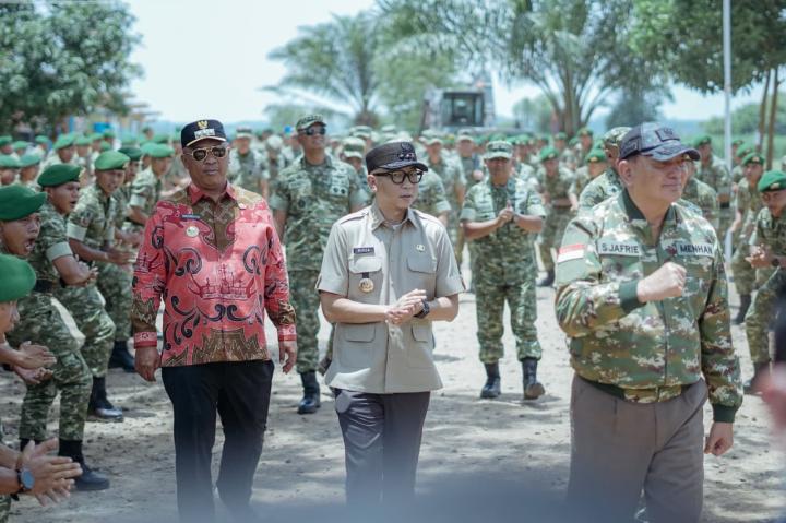 Gubernur Rahmat Mirzani Djausal Dampingi Menteri Pertahanan RI Sjafrie Sjamsoeddin Tinjau Fasilitas Markas Komando Batalyon Infanteri TP 848/Satya Pandya Cakti Anak Tuha, Lampung Tengah   