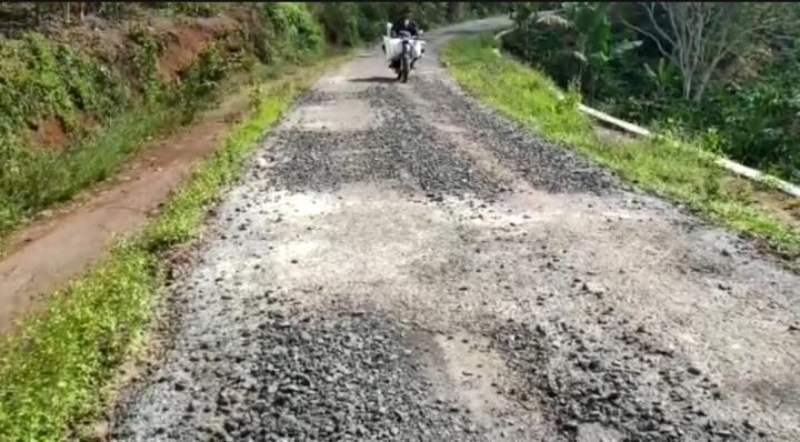 Aduh !  Dana Miliaran Boncos, Jalan Penghubung di Pekon Pagar Dewa Lambar Baru Dibangun Sudah Hancur
