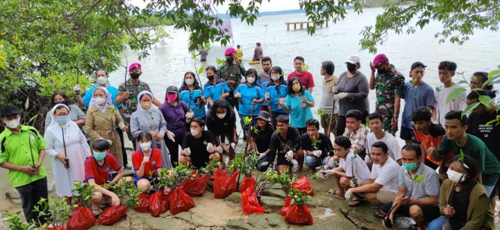 Komisi Kepemudaan Keuskupan Tanjungkarang Gelar Aksi Tanam 1.000 Mangrove di Pantai Mahitam