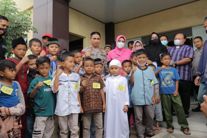 Jaga Keutuhan Umat beragama, Polda Lampung Berbagi Bersama Anak-anakÂ 