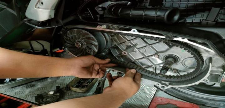 3 Cara Gampang Merawat V-Belt Motor Matic Supaya Tetap Awet 