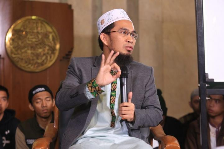 Viral Video Santri Tutup Telinga Saat Ada Musik, Ustad Adi Hidayat: Islam Sangat Memuliakan Para Penghafal Al-Quran