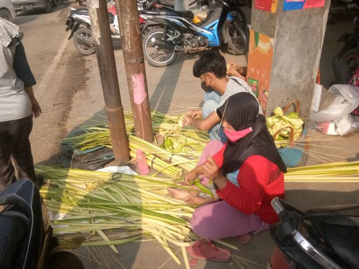 Jeritan Hati Pedagang Kulit Ketupat di Masa PPKM DaruratÂ 
