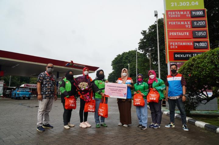 Peringati Hari Wanita Indonesia, Pertamina Patra Niaga Sumbagsel Berbagi kebahagian Kepada Driver Ojol