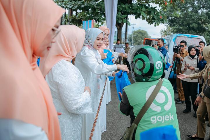 Ketua TP PKK Ibu Purnama Wulan Sari Mirza Bagikan Takjil di Mahan Agung, Bagikan Sedikitnya 800 Paket Takjil kepada Masyarakat