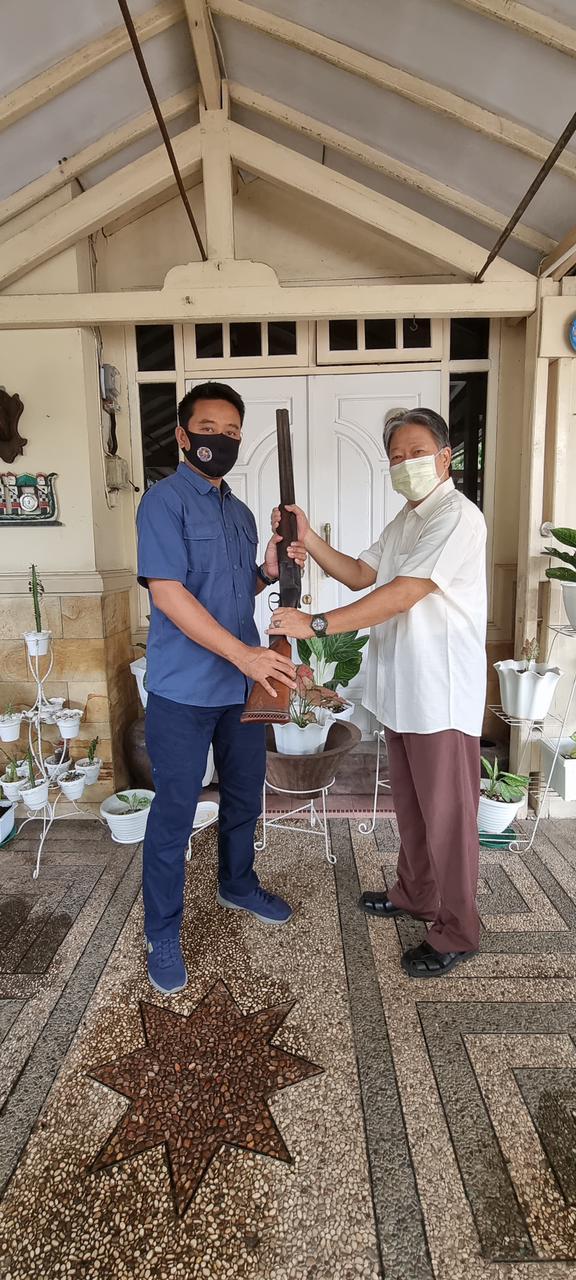 Ketua Krakatau Shooting Club Menyerahkan Senjata Api Berburu Kepada Polda Lampung