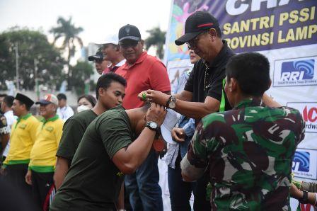 Mingrum Gumay Serahkan Medali Pemenang Liga Santri PSSI Piala Kasad