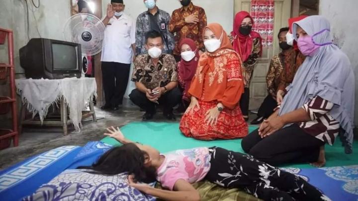 Salurkan Bantuan, Ketua TP PKK Lampung Selatan Kunjungi Penderita Kongenital dan Janda Jompo di Jati Agung