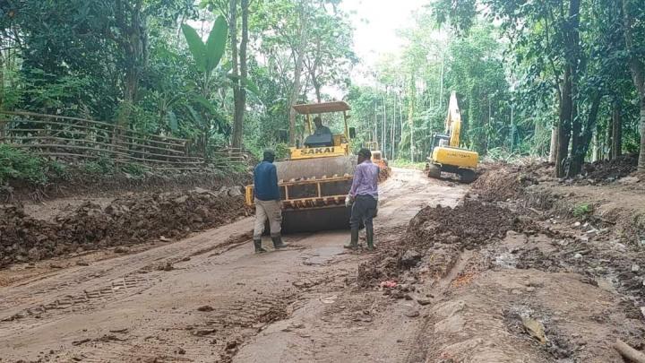 Prihatin, Warga di Lampung Perbaiki Sendiri Jalan Provinsi yang RusakÂ 
