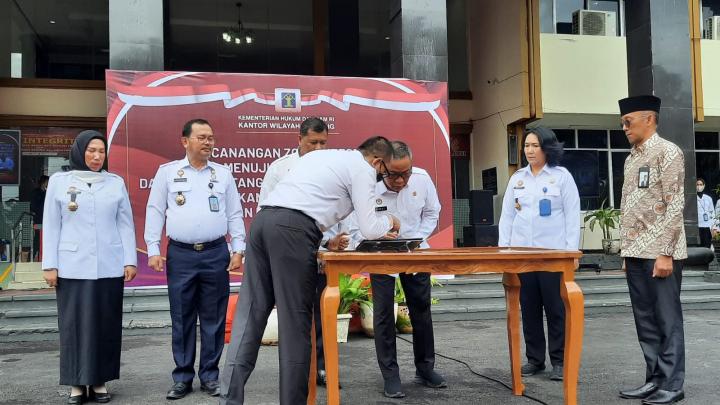 Kanwil Kemenkumham Lampung Melaksanakan Pencanangan Pembangunan Zona Integritas Menuju WBK/WBBM dan Penandatanganan Perjanjian Kinerja 