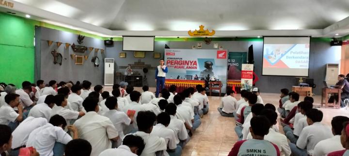 TDM Lampung Kampanye #Cari_Aman di SMKN 5 Bandar Lampung