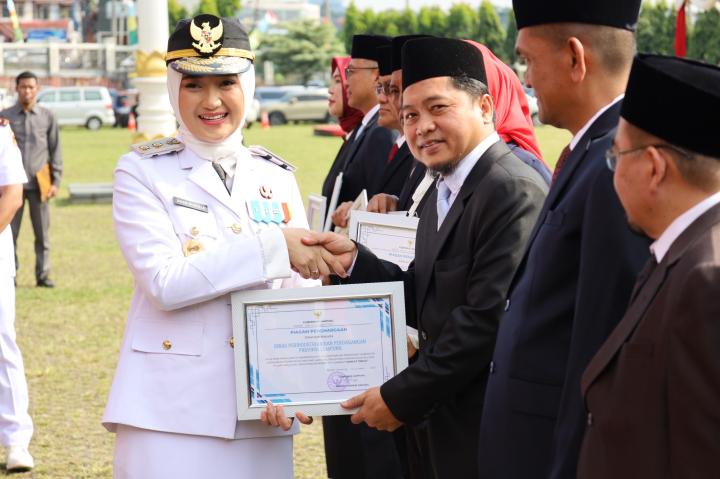 Dinas Perindustrian dan Perdagangan Mendapatkan Penghargaan Dari Pemprov Lampung Dalam Rangka HUT Provinsi Lampung 