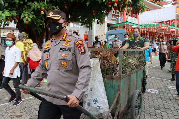 Jelang Imlek Puluhan Aparat Gabungan TNI-Polri Bandaralampung Bersih bersih Klenteng