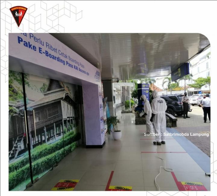 Gegana, Lampung Sterilkan Stasiun KAI Bersama SMA Arjuna dan SMPN 1 Bandarlampung Guna Tekan Virus Omicron
