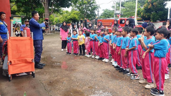 Puluhan Murid TK Negeri Pembina Kalianda Belajar Jadi Petugas Damkar   