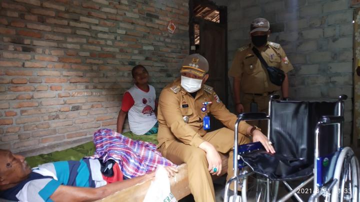 Berikan Bantuan Satu Unit Kursi Roda, Kliwon 70 Tahun Penderita Lumpuh Kembali Tersenyum
