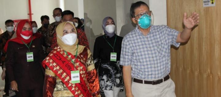 Kunjungi RS Airan, Ketua TP PKK Kabupaten Lampung Selatan Pastikan Tak Ada Lagi Rumah Sakit Tolak Ibu Hamil Positif Covid-19