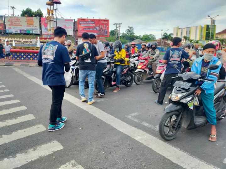 Honda CB150X Lampung Chapter Bagi Takjil ke Pengguna Jalan