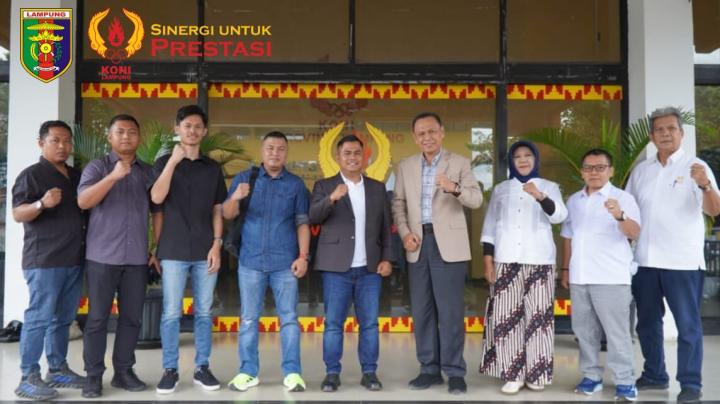 Ketua Umum KONI Lampung Serahkan SK Kepengurusan KONI Way Kanan Periode 2026–2029