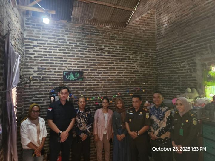 Kejari Bandar Lampung Kunjungi Gina, Siswi Korban Bullying yang Putus Sekolah