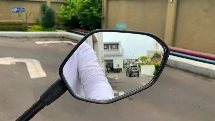 Memantau Kondisi Jalan Lewat Kaca Spion Motor
