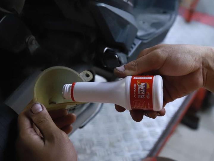 Cara Menggunakan Oil System Cleaner Untuk Bersihkan Bagian Dalam Mesin