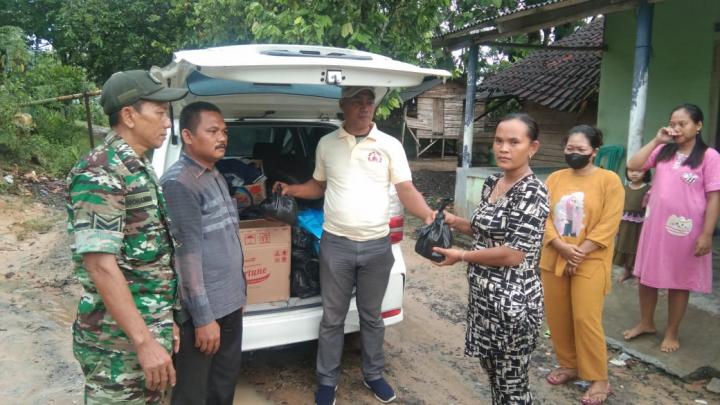 Peduli Sesama, Bacalon DPD RI Benny Uzer Berikan Bantuan Paket Sembako Untuk Korban Banjir di Menggala