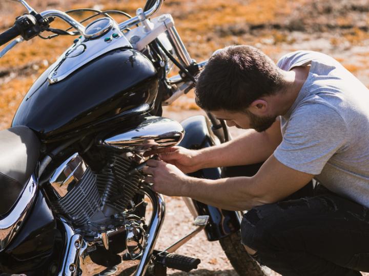 Busi Basah Saat Hujan Bisa Buat Motor Mogok, Berikut Solusinya 