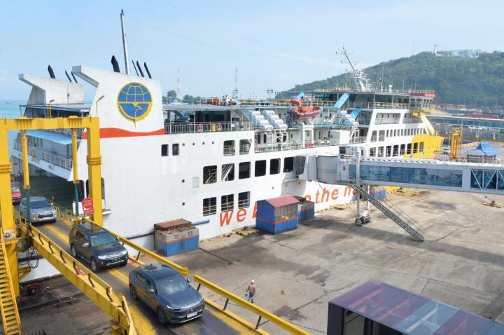 Dampak Cuaca Ekstrim, Tiket di Pelabuhan Bakauheni Dibatasi