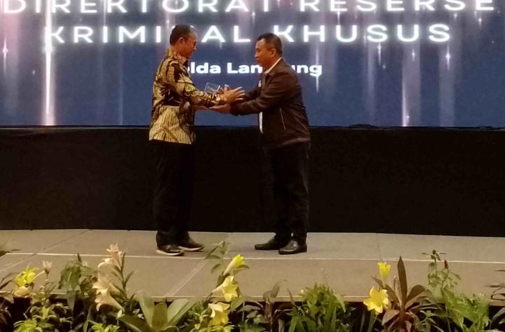 Kapolresta Bandar Lampung, Kombes Pol Ino Harianto Terima Penghargaan dari SMSI Lampung