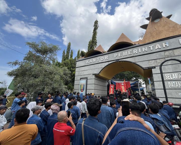 Upah Tak Dibayarkan PT San Xiong, Buruh Geruduk Kantor Gubernur Provinsi Lampung