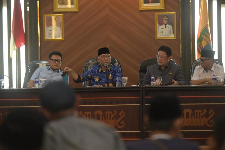 Gubernur Lampung, Rahmat Mirzani Djausal Turun Langsung Temui Massa Yang Gelar Aksi Unjuk Rasa Para Petani Singkong dan Mahasiswa 