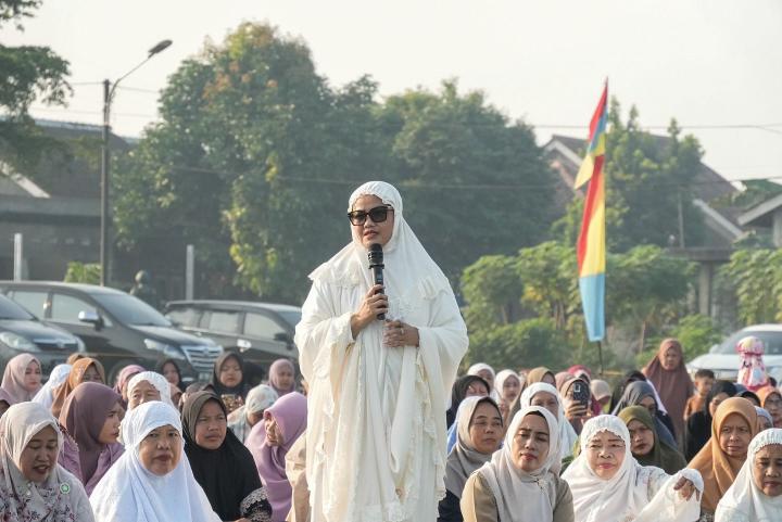 Idulfitri di Lampung Timur: Tanpa Kemewahan Halal Bihalal, Bupati Ella Pilih Berbagi di Jabung