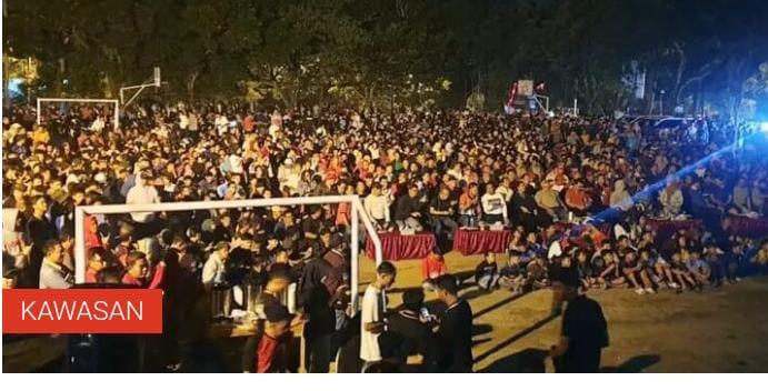 Bupati Lampung Selatan Nonton Bareng di Lapangan Basket Kantor Pemkab Lampung Selatan 