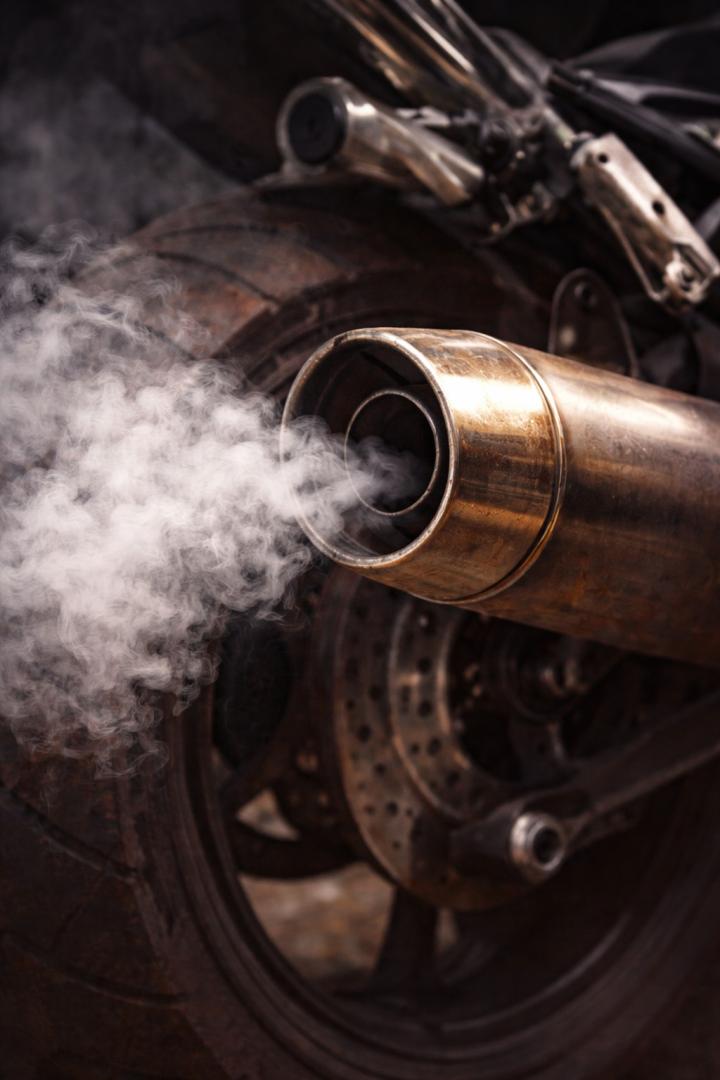 Waspada Knalpot Motor Ngebul, Tanda Mesin Perlu Diperiksa