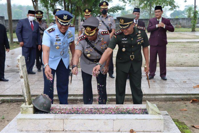 Polres TUBA Gelar Upacara Ziarah dan Tabur Bunga Jelang Hari Bhayangkara ke-76