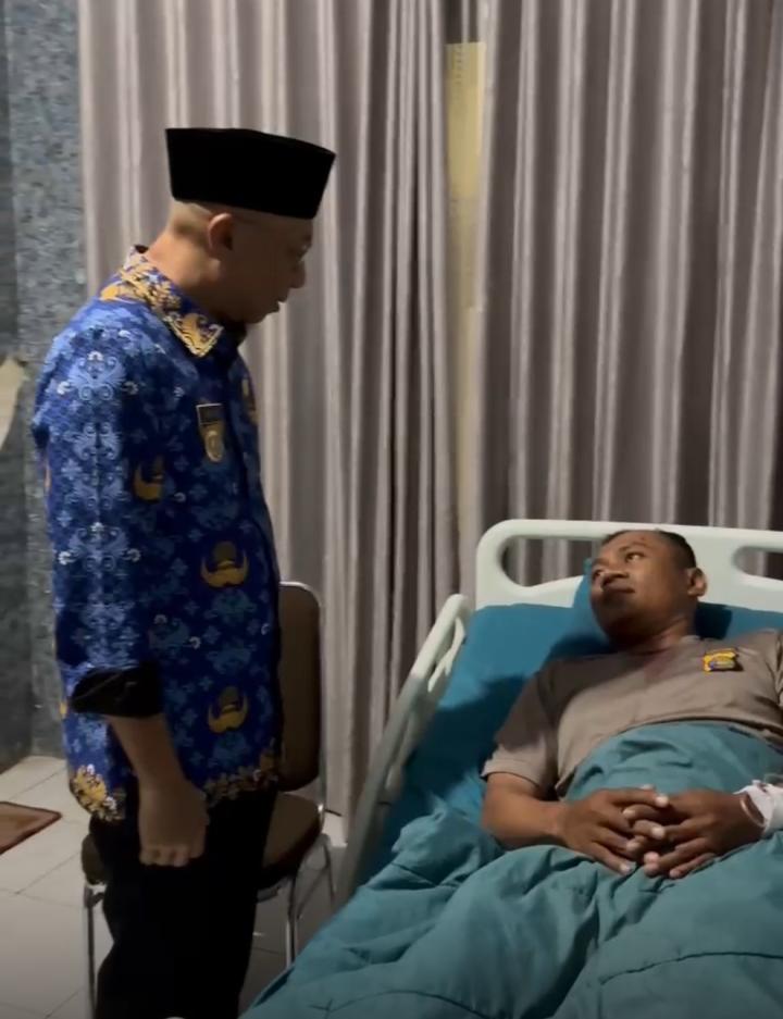 Gubernur Lampung Jenguk Polisi yang Terluka Saat Amankan Aksi Petani Singkong