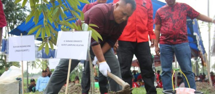 Bupati Lampung Selatan Nanang Ermanto Tanam Bibit Pohon Durian Di Kawasan Agrowisata Desa Bali AgungÂ 