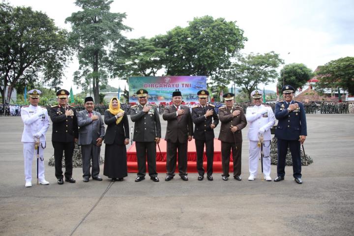 Gubernur Arinal dan Seluruh Unsur Forkopimda Hadiri Upacara Peringatan HUT TNI ke -77  