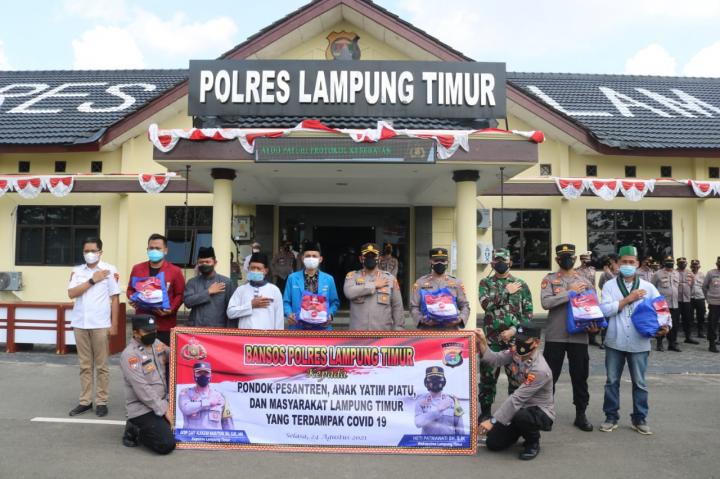 Kapolres Lampung Timur Serahkan Ratusan Paket Sembako Kepada Warga Terdampak Covid-19