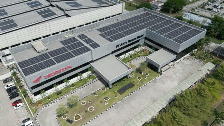 Dukung EBT, AHM Pasang Solar Panel 8.760 kWp