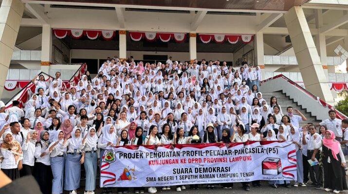 Tanamkan Ideologi Pancasila, Mingrum Gumay Sampaikan Pesan ke Pelajar di Gedung DPRD Lampung