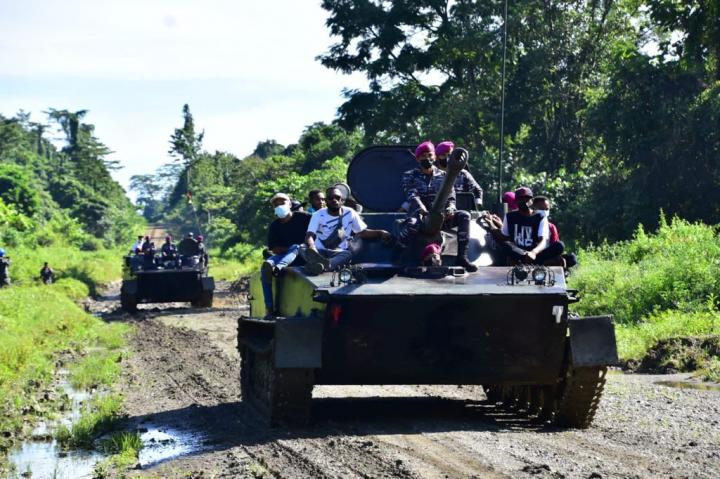 Kerahkan Tank, Korps Marinir TNI AL Tarik Minat Vaksinasi Warga Kampung Klafdalim 