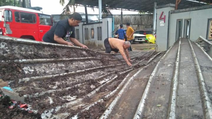 Hujan dan Angin, Kanopi dan Plang Minimarket RobohÂ 
