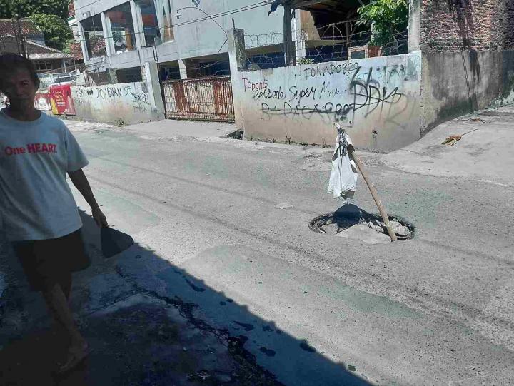 Lubang di Tengah Jalan Arjuna, Bandar Lampung Dipasangi Batang KayuÂ 